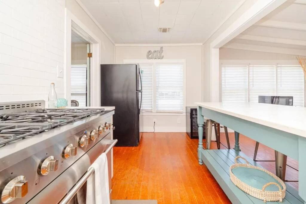 The Cottage - Downtown ロックポート エクステリア 写真